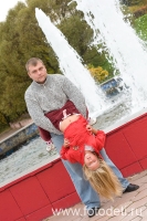 Отец гуляет с дочкой у фонтана, фотография фотографа Губарева И.Н.
