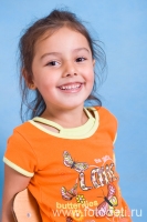 Девочка счастливо улыбается, фотоснимок автора сайта фотодети Губарева И.Н.