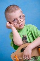 Серьёзный мальчик в очках, фотка автора сайта фотодети Игоря Губарева