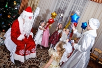 Фотография новогоднего выступления детей перед Дедом Морозом