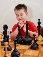 Дети играют в шахматы не по детски.