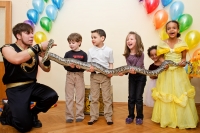 Большая живая змея - лучший подарок ребёнку на его день рождения.