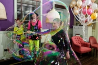 Дети на детском праздники активно участвуют в шоу мыльных пузырей в роли магов и волшебников.