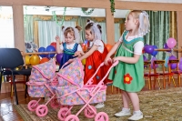 Девочки в своих играх с удовольствием играют роль заботливых мамочек своих кукол.