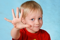Попросите ребёнка, например, показать на пальцах сколько ему лет.