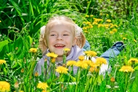 Фотосессиии с детьми на природе в начале лета немыслимы без этих обыкновенных, но волшебных цветочков.