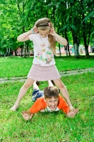 Дети на природе лучше раскрываются перед фотоаппаратом, тем более в подвижных играх.