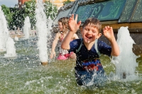 Фотографировать детей можно не только на фоне фонтанов, но и во время их купания в них.