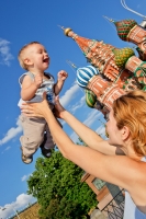 Мама и малыш гуляют и занимаются спортом. Все счастливы, включая фотографа.