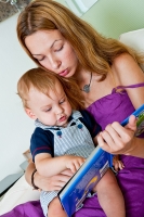 Мама и ребёнок включены в совместную деятельность и удовольствие - чтение книги.