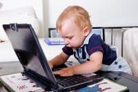Освоение ребёнком клавиатуры в раннем детстве.