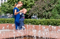 Струйки воды фонтана  создают прекрасный ритмичный передний план.