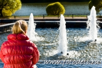 Ребёнок созерцает струи фонтана в Зеленоградском парке.