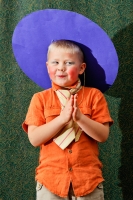 Мальчик в синей шляпе с широкими полями играет роль незнайки. Фото младенцев и детей на фотопроекте Игоря Губарева.