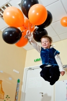 Прыжок с шариками в руках. Малыши на фото детского фотографа Игоря Губарева.
