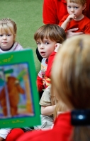 Учитель читает детям книгу. Фото детей на фотопроекте Игоря Губарева.