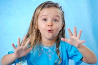 Во время портретных фотосессий дети показывают много интересных эмоций и жестов. Фото детей на интернет-сайте Игоря Губарева.