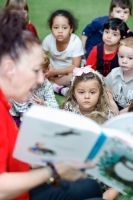 Дети в английском детском саду слушают сказки. Фотографии детей на фотосайте Игоря Губарева.