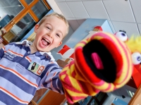 Дети любят играть в ролевые игры с куклами перчатками. Фото детей и подростков на фотосайте Игоря Губарева.