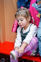 Ребёнок сам одевается на прогулку. Фотосъёмка в школах и детских садах Москвы.