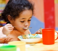 Малыш кушает суп самостоятельно. Фотографии детей на фотопроекте Игоря Губарева.