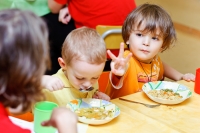 Мальчик просит добавки в столовой английского детского сада. Малыши на фото детского фотографа Игоря Губарева.