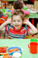 Мальчик балуется во время обеда. Фотографии детей на интернет-сайте Игоря Губарева.