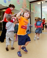 Обучение танцам детей в детском саду. Фото малышей на интернет-сайте Игоря Губарева.
