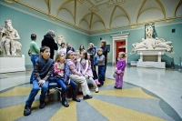 Уроки искусства проходят прямо в музее имени Пушкина. Идеи детского фотографа.