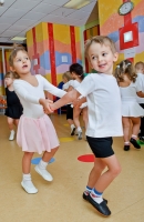 Дети танцуют парами на уроке в детском саду. Примеры фотографий детей.