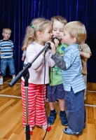Дети поют с микрофоном. Новые фотографии на сайте детского фотографа Игоря Губарева.