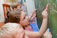 Дети в детском саду любят рисовать на доске мелом. Фотографии детей на фотопроекте Игоря Губарева.