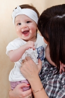 Мама щекочет смеющегося малыша. Новые фотографии на сайте детского фотографа Игоря Губарева.