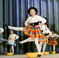 Дети исполняют танец прачек. Репортаж с фестиваля детского творчества. Фото детей на фотопроекте Игоря Губарева.