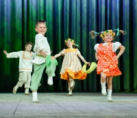 Зажигательный танец детей на фестивале Талисман удачи в Москве. Примеры фото детей.