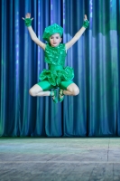 Танцует девочка в костюме лягушонка. Снимок сделан на фестивале Талисман Удачи. Фотогалереи детских фотографий, сделанных в 2009 году.