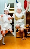 Дети в карнавальных костюмах зайцев и прыгать начинают выше. Фотографии детей на интернет-сайте Игоря Губарева.
