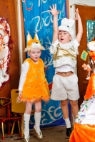 Детский карнавальный костюм зайчика и белочки. Фотографии детей на интернет-сайте Игоря Губарева.