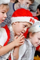 Новый год в детском саду наступает с приходом деда мороза. Фотографии детей на интернет-сайте Игоря Губарева.