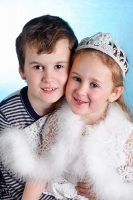 Студийное фото брата и сестры сделанго сразу после новогоднего праздника. Детский и семейный фотограф.