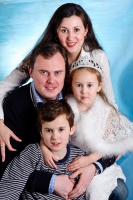 Семейная фотография сделана прямо в детском саду после новогоднего поздника, который фотографировался в режиме фоторепортажа. Фотографии детей на интернет-сайте Игоря Губарева.