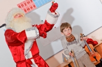 Дед Мороз пародирует игру на скрипке. Идеи детского фотографа.