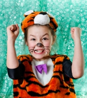 Самый злой тигр. Фото сделано на фоне органзы с дополнительной подсветкой фона. Секреты фотосъёмки детей в картинках.