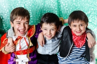 Групповой портрет на фоне новогоднего декоративного украшения из органзы. Фотосессии с детьми.