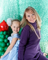 Фотофон из органзы с рисунком новогодней тематики хорошо подходит для новогодних портретных фотосессий. Фотосъёмка детей в детских садах и в семье.