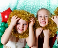Весёлые подружки участвуют в новогодней фотосессии. Секреты фотосъёмки детей в картинках.