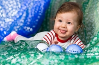 Портрет младенца на фоне декоративной органзы в новогоднем стиле. Идеи детского фотографа.