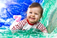 Органза не только подходит для украшения интерьера, но и может служить прекрасным фоном при фотосъёмке младенцев.