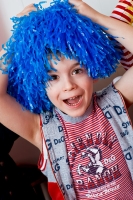 Мальчик в синем парике