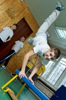 Мальчик делает упражнение на спортивном снаряде
